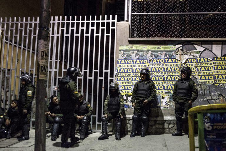 Los oficiales de policía se reúnen en una acera durante una manifestación en La Paz, Bolivia, el lunes 21 de octubre de 2019. Crédito: Marcelo Perez del Carpio / Bloomberg.