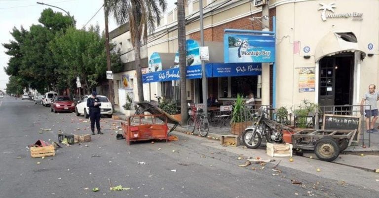 Tragedia vial en Avenida Alem. El conductor de la motocarga murió en el acto.