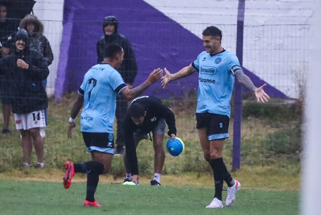 Belgrano festejó en Montevideo para estirar el invicto jugando fuera del país. (@Belgrano)