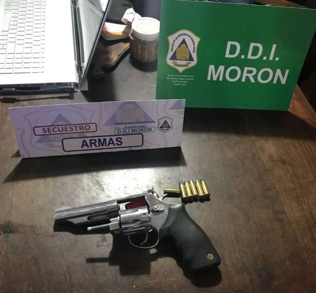 Un arma tumbera, pistolas y balas fueron encontradas en la vivienda de uno de los presuntos asesinos de Lourdes Espíndola.