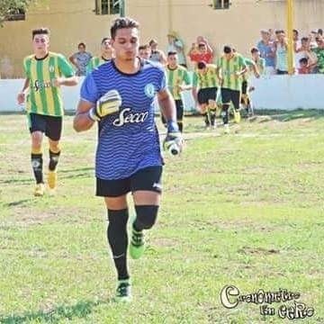 Mauricio Tapia saliendo a la cancha encabezando la fila india de su querido Huracán de barrio La France