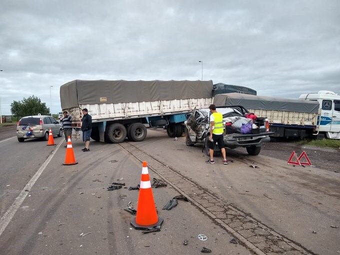 La camioneta quedó muy dañada tras el choque ocurrido en la ruta 14, casi en el cruce con la A012. (Twitter)