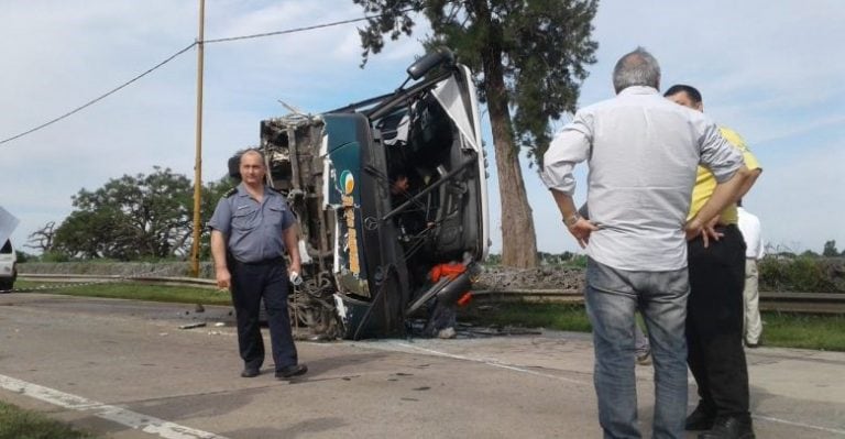 El colectivo Tata Rápido habría despistado por una mancha de aceite