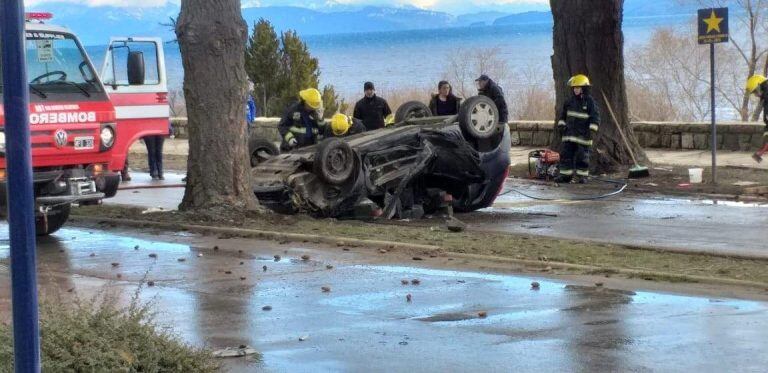 Auto volcado (Foto: Bariloche2000).