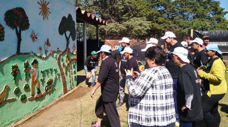 El mural fue realizado con cerámicos y tapitas de botellas (Vía Santa Rosa)