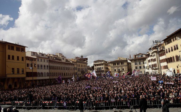 Fanáticos de la Fiorentina se hicieron presentes en la basílica de la Santa Cruz, ubicada en el centro de Florencia, para darle el último adiós a Davide Astori.. (AP Photo/Alessandra Tarantino)