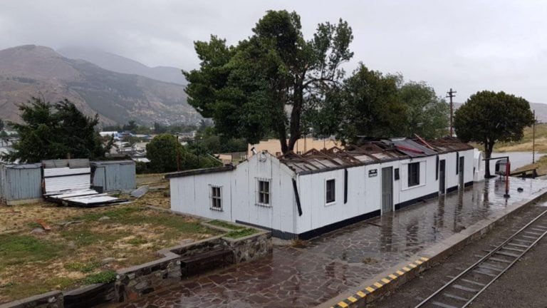 El techo del museo del Viejo Expreso La Trochita se quedó sin techo.