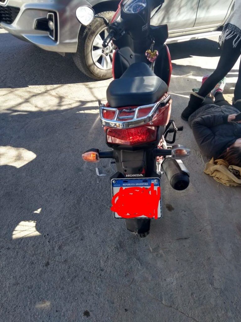 Motociclista accidentada en la intersección de calle Mariano Moreno esquina Liniers.