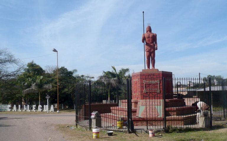 La efigie del cacique Calilegua recibe a los visitantes en la entrada a la ciudad.