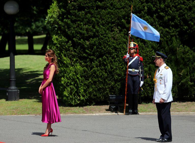 El presidente de Argentina, Mauricio Macri (no aparece en la foto), y la primera dama, Juliana Awada, esperan para dar la bienvenida al presidente de China, Xi Jinping, y a su esposa, Peng Liyuan, en la residencia presidencial de Olivos en Buenos Aires. (REUTERS / Marcos Brindicci).