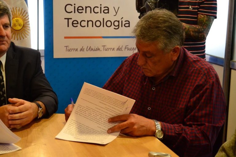 Firma de Convenios. Tierra del Fuego.  Intendente de Tolhuin. Claudio Queno.