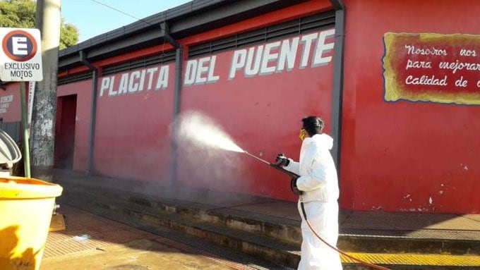 Trabajo de sanitización de veredas en la zona de la Placita de Posadas. (M. de Posadas)