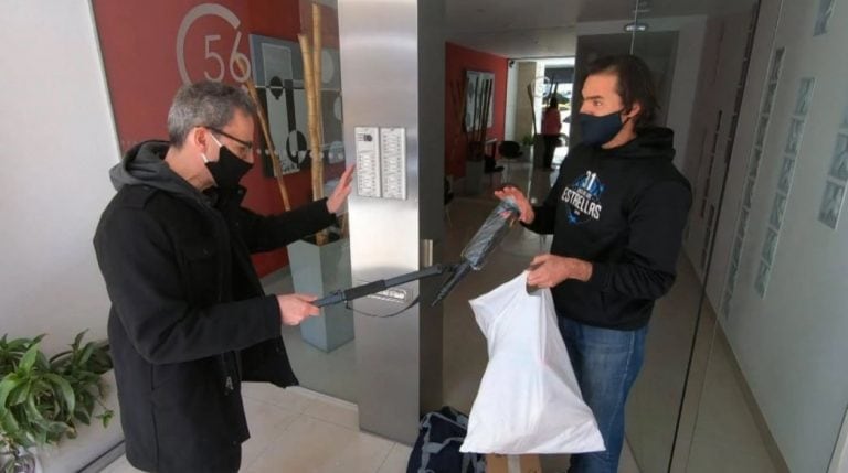 Desde Italia, Scola le envió zapatillas a un adolescente que calza 52 (Foto: captura)