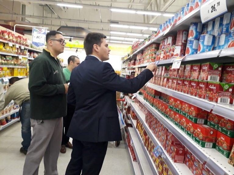 Agentes de gobierno fiscalizan los precios en todo los supermercados