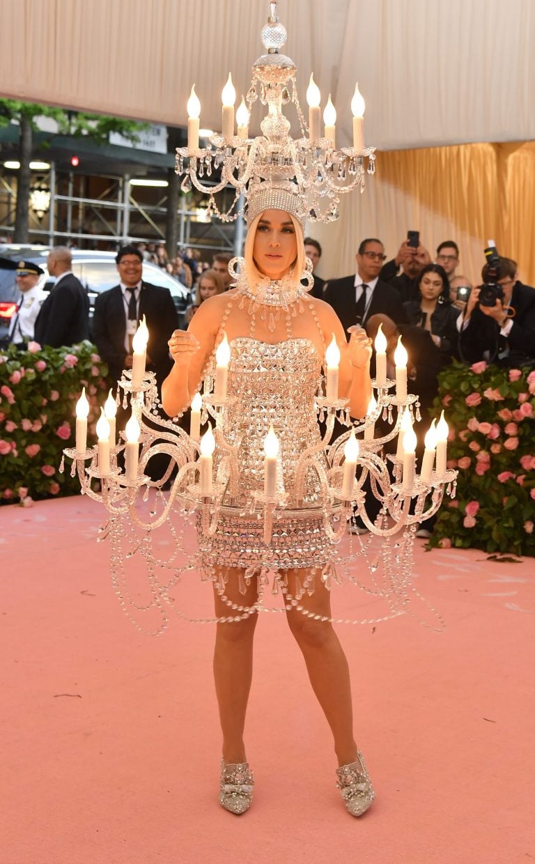 El extraño atuendo de Katy Perry en la Met Gala 2019 (Photo by ANGELA WEISS / AFP)