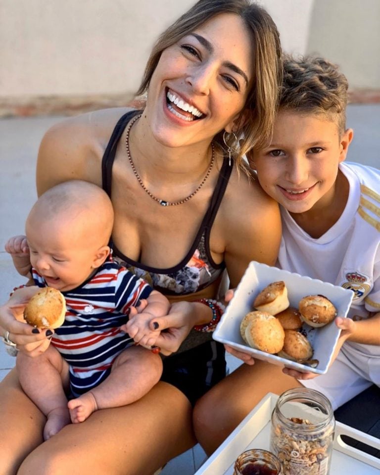 Naty Franzoni junto a sus hijos, Ramiro y Gonzalo.