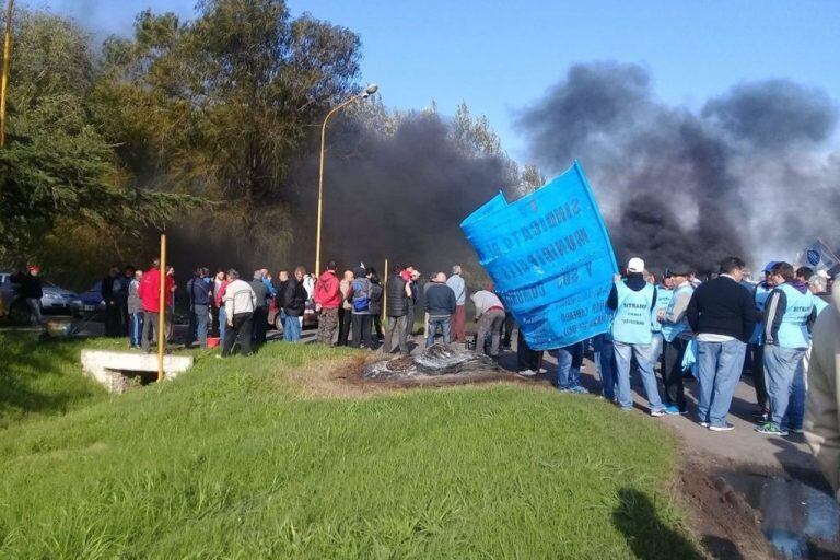 Los empleados siguen reclamando el pago de los sueldos. (Firmat 24)