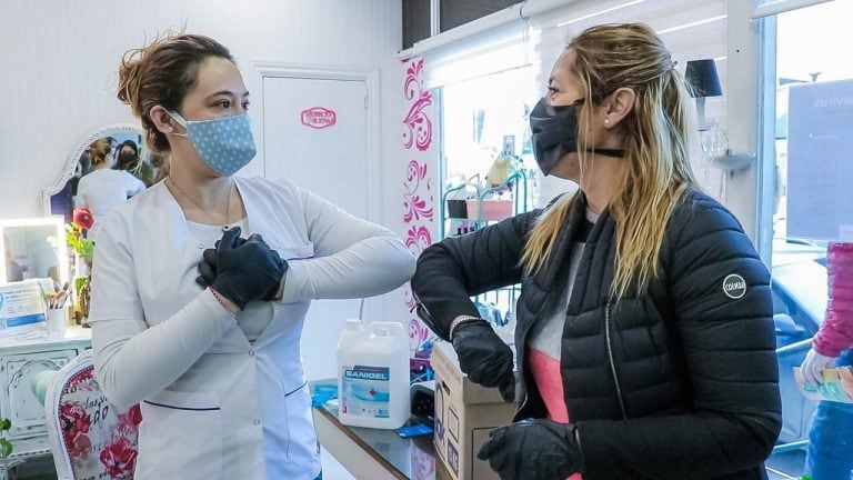 Lorena Henriques Sanches presente en desinfección de locales y entregando Kits de Prevención en Ushuaia.