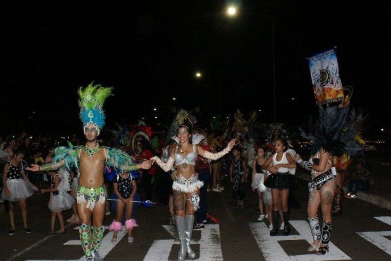 Posadas se vistió de monárquica con la realeza del Carnaval este viernes y sábado, en la capital misionera y San Ignacio. (Misiones Online)