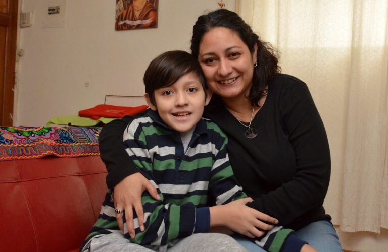 Mateo y su mamá Belén tras la recuperación.