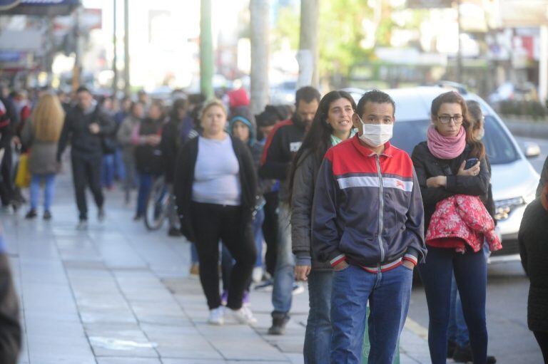 El pago de servicios genera largas filas (Clarín)