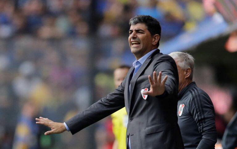 Matías Biscay, en el banco de River en la ida ante Boca en la Bombonera. Foto: AFP.