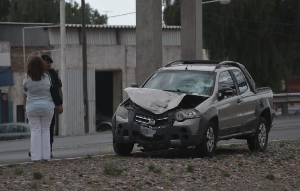 La camioneta utilitaria Fiat Palio Adventure, circulaba en dirección al oeste, y lo impactó de lleno.