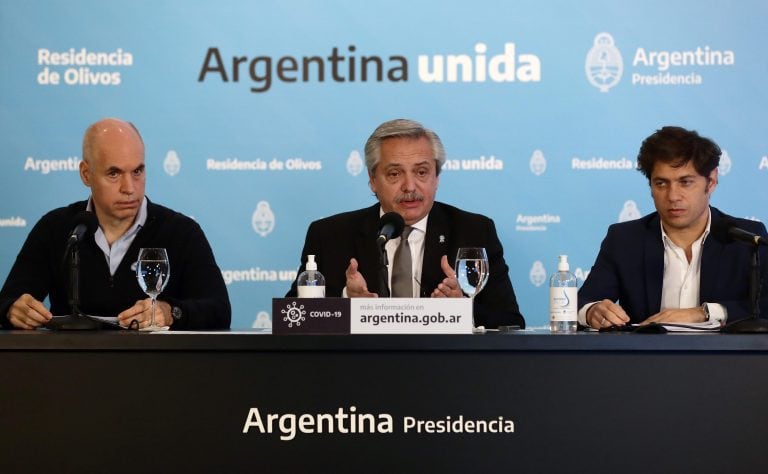 Alberto Fernandez, junto a Horacio Rodríguez Larreta y Axel Kicillof.