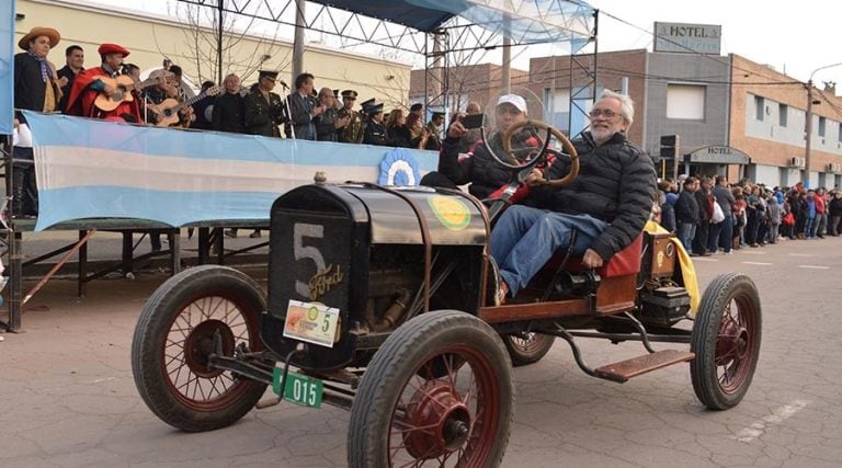 El Club de Autos Antiguos y Especiales se hizo presente en el desfile (Municipalidad de Santa Rosa)