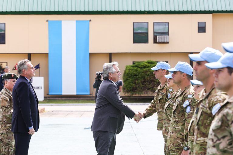 Alberto Fernández cuando despidió a la misión de las ONU rumbo a Chipre (Foto:Twitter/alferdez)