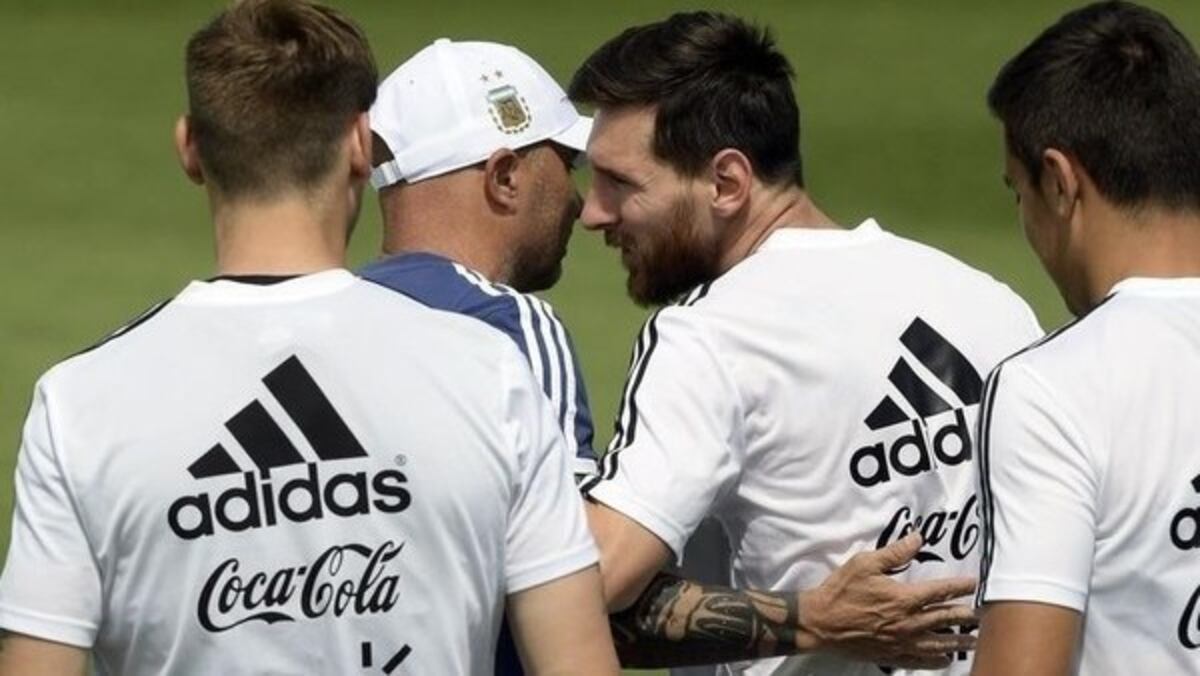 Las turbulencias entre el plantel y Sampaoli y el antecedente en Mundiales
