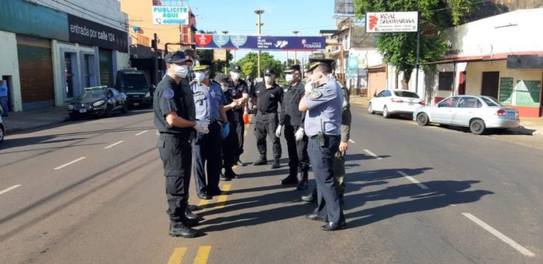 Despliegue de efectivos policiales en los puntos neurálgicos de Posadas. (MisionesOnline)