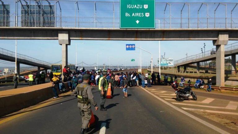 Tareferos cortan el puente