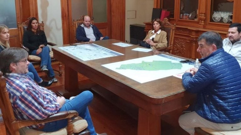 Reunión en el municipio sobre la situación de los comercios azuleños.