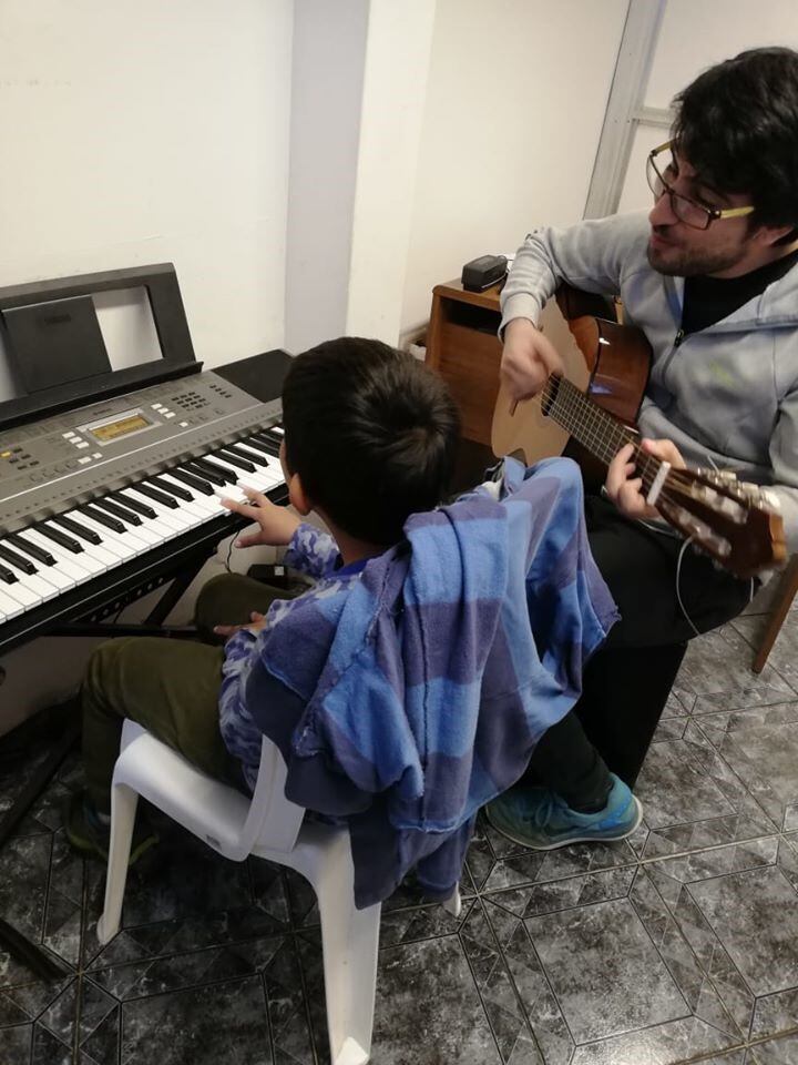 Favio Barbieri enseñando el arte de la música.