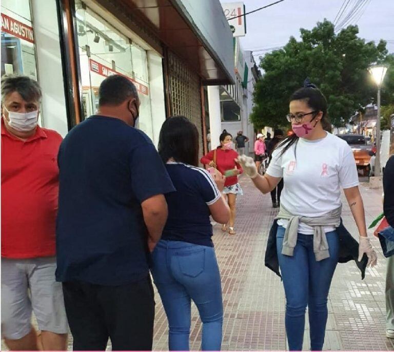 La Calera: entrega de listones y barbijos de color rosa en la vía pública