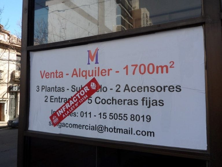 Las fajas son similares a las que se colocaron en los carteles en Rafaela (web)