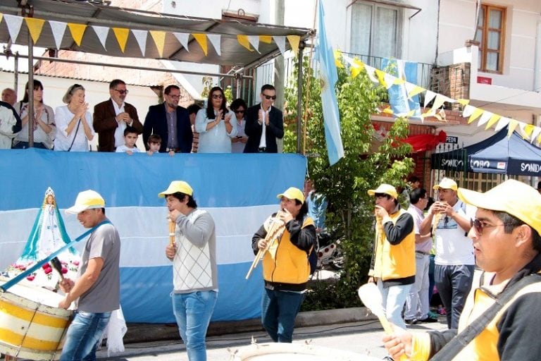 Acto y desfile civico en el barrio Huaico Chico