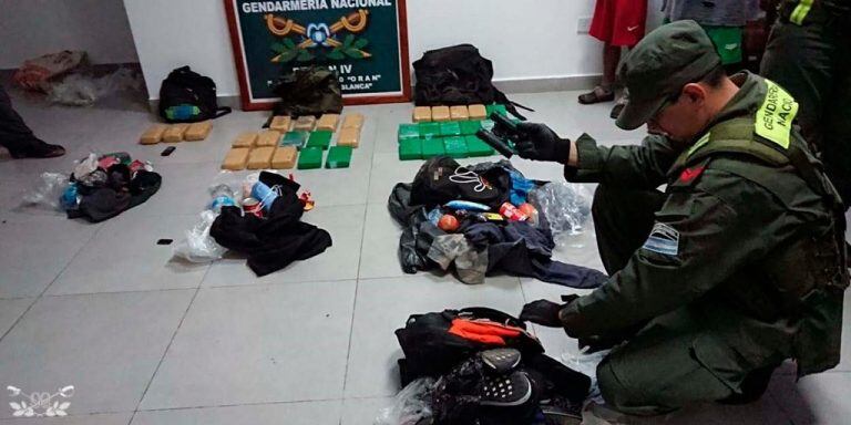 Atraparon a dos mochileros bolivianos que trataban de ingresar 35 kilos de cocaína al país. (Gendarmería Nacional)