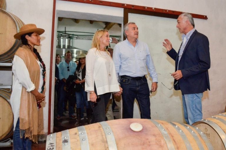 Fernando Dupont, propietario de la Bodega Dupont, de Maimará, dialoga con el gobernador Morales durante la visita al establecimiento el pasado sábado.