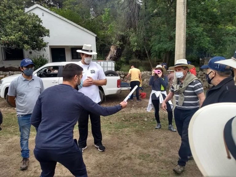 Entrega del decreto que declara de "Interés Municipal" la campaña llevada a cabo este sábado en Valle Hermoso. (Foto: Facebook / Municipalidad de Valle Hermoso).