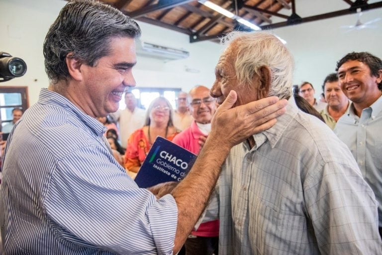 El gobernador Jorge Capitanich entregó 110 títulos de propiedad a pequeños productores de las diez regiones que conforman la provincia.