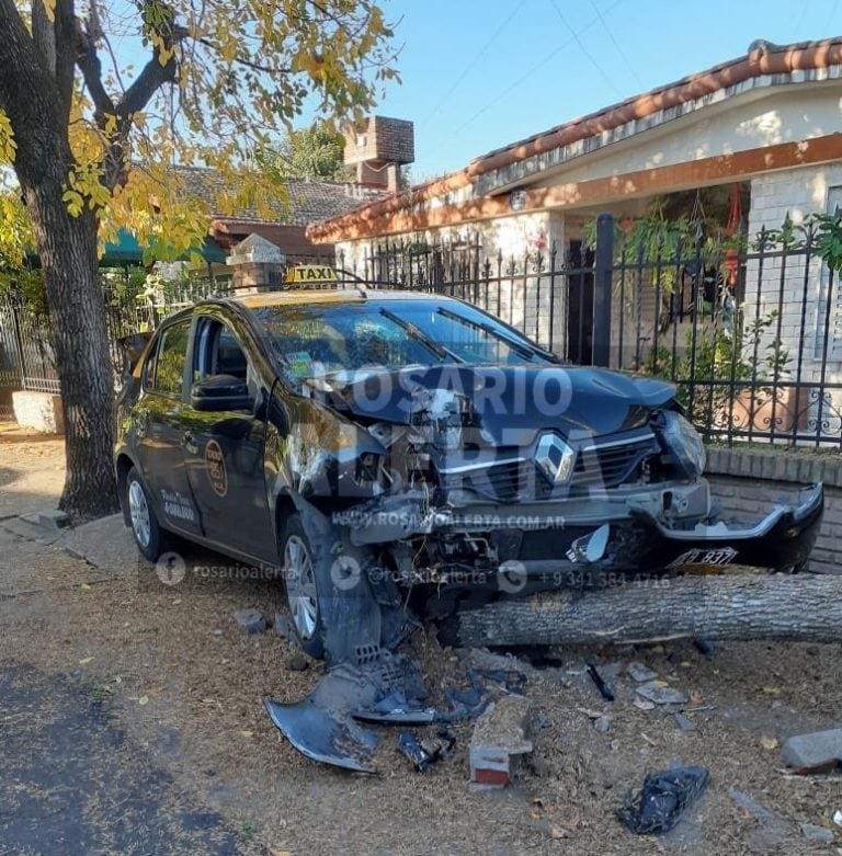 Robó un taxi, escapó a toda velocidad y chocó (Rosario Alerta)