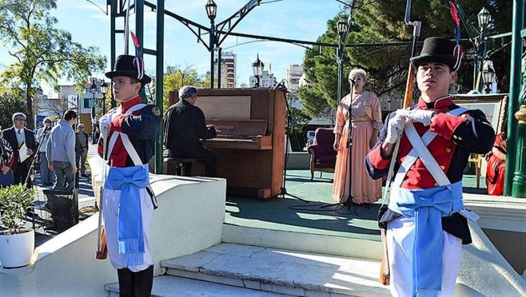 Muñoz y López Quinteros ejecutando el Himno Nacional, el pasado 11 de mayo (Municipalidad de Santa Rosa)