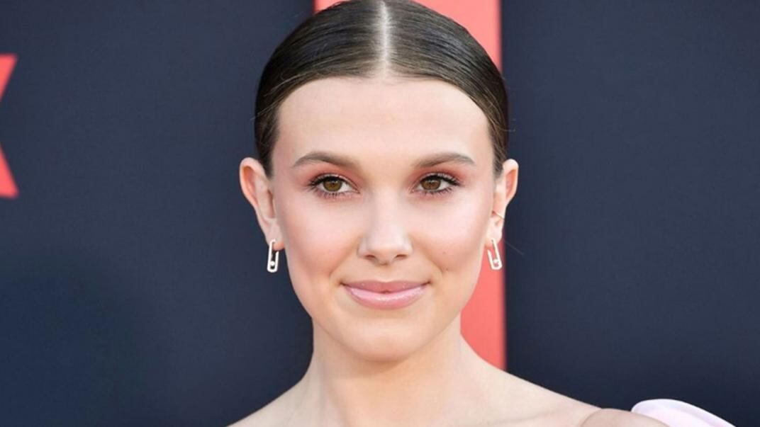 Millie Bobby Brown paraliza la Navidad con una microbikini muy osada