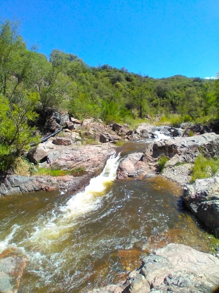 La localidad que se ubica a una hora de Córdoba, y esconde aguas cristalinas y verde vegetación.