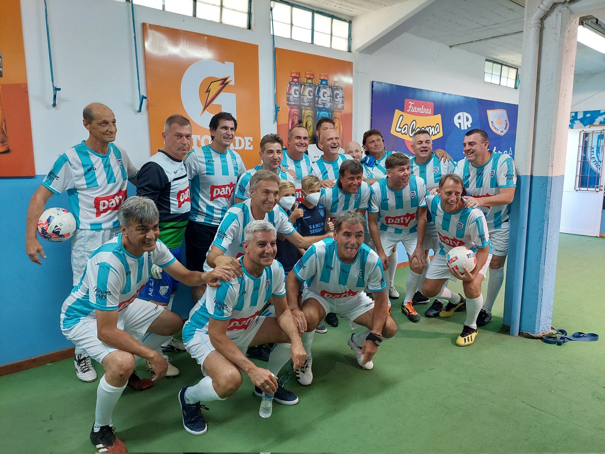 El equipo del 89, en el vestuario, antes de salir a la cancha