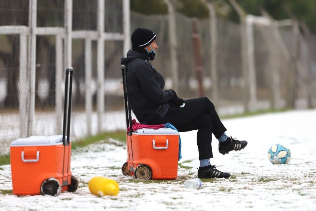 El entrenador Farré dirige la inusual práctica.