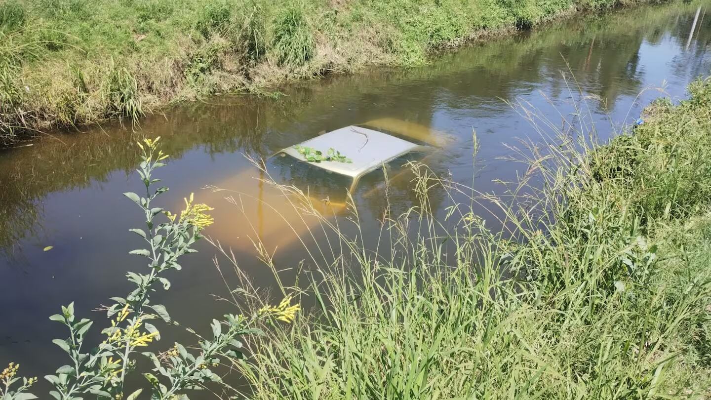 Tuvo una falla, perdió el control del auto y terminó dentro de un canal.