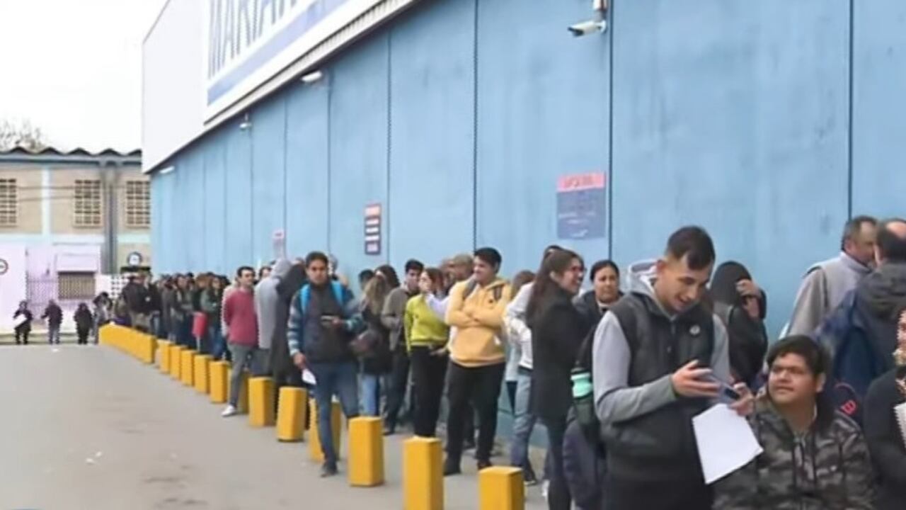 Varias cuadras de fila para conseguir trabajo en un supermercado de Córdoba.